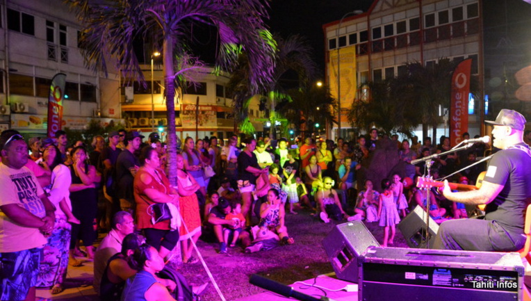 Le concert gratuit de Maruao a attiré du monde vendredi soir à la boutique Mehetia du centre-ville Le concert gratuit de Maruao a attiré du monde vendredi soir à la boutique Mehetia du centre-ville