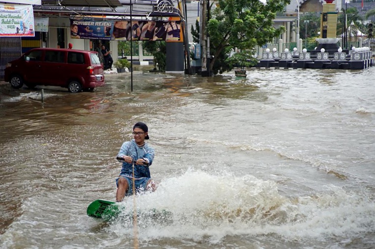 Indonésie: du wakeboard dans les rues pour protester contre les inondations Indonésie: du wakeboard dans les rues pour protester contre les inondations