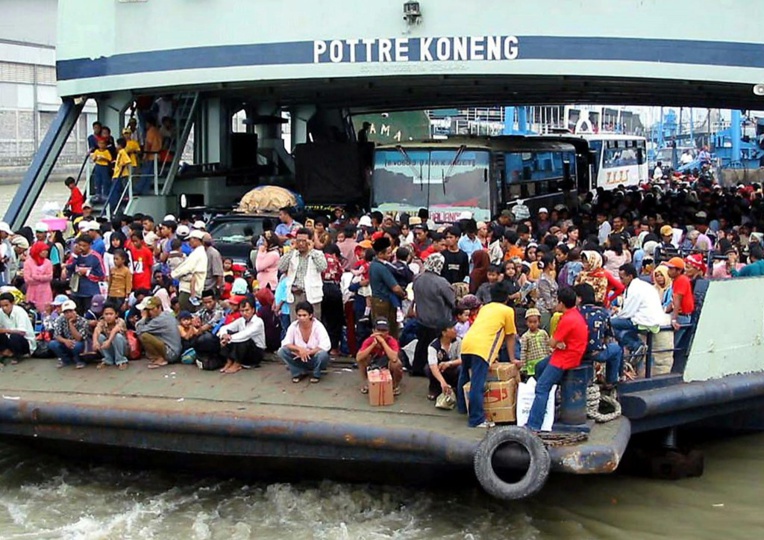 Photo d'archives d'un ferry en partance pour l'île de Madura. Photo d'archives d'un ferry en partance pour l'île de Madura.