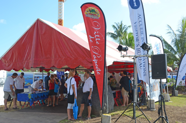 Le stand des inscriptions à la Marina de Papeete Le stand des inscriptions à la Marina de Papeete