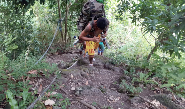 Le chemin vers le plateau de Tamanu est difficile et dangereux avec la pluie. Le chemin vers le plateau de Tamanu est difficile et dangereux avec la pluie.