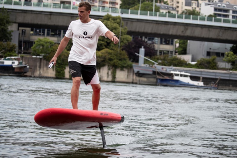 Avec le surf électrique, pas besoin de vagues sur la Seine