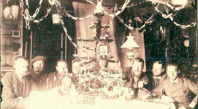 Noël 1882 dans la Georgie du Sud (Antarctique). Von Steinen est le troisième à partir de la gauche.