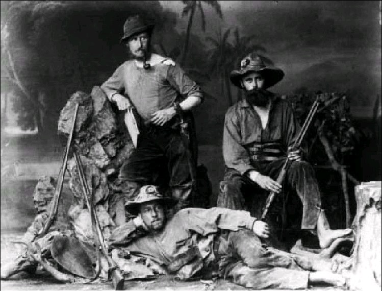 Première expédition aux sources de la rivière Xingu en 1883. Steinen est à droite, avec deux collègues allemands.