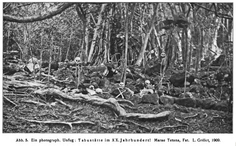 Un marae marquisien ; la photo date de 1909 et a été prise par Louis Grélet. Les crânes ont été disposés artificiellement, comme pour une mise en scène volontairement morbide et « sauvage ».