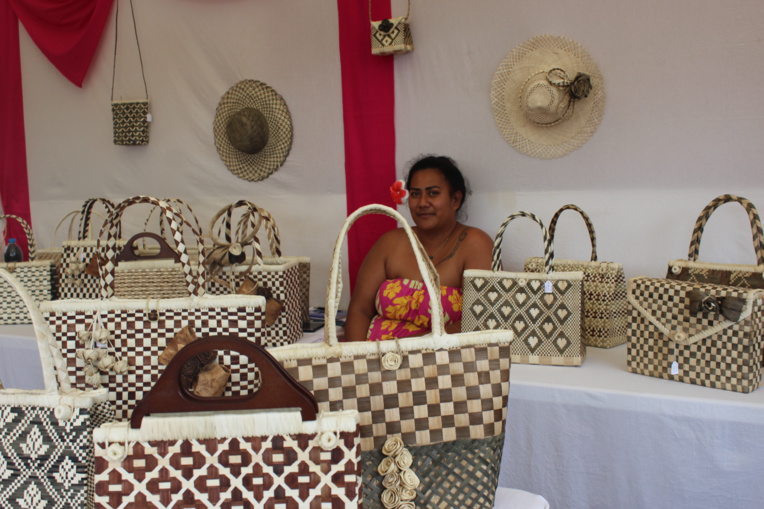 Tetura Tahai est venue exprès de Rimatara pour le salon.