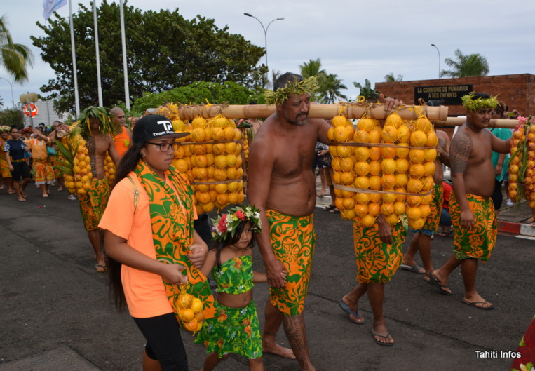 1800 personnes défilent à la Fête de l'Orange