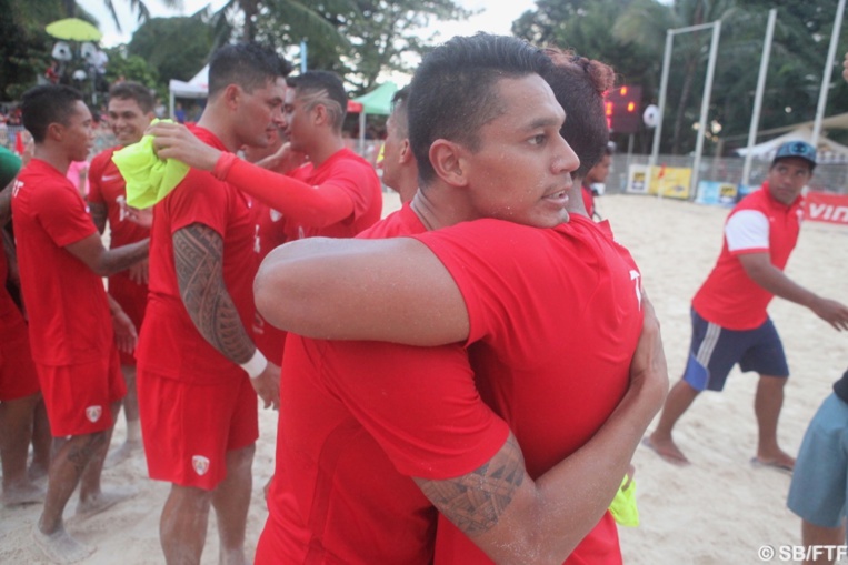 Heiarii Tavanae dans les bras de Patrick Tepa Heiarii Tavanae dans les bras de Patrick Tepa