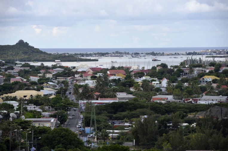 Un taxi-bus finit sa course dans l'eau : 5 jeunes sauvent deux touristes de la noyade Un taxi-bus finit sa course dans l'eau : 5 jeunes sauvent deux touristes de la noyade