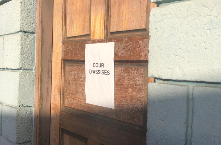 Coup de poing mortel pour une boîte de paka