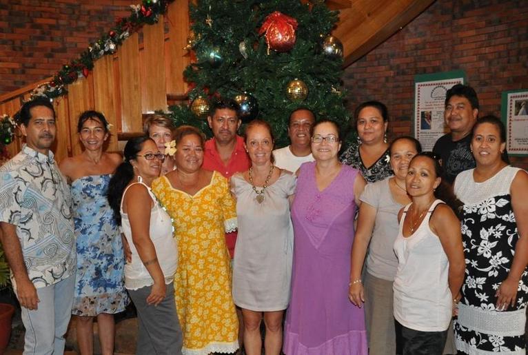 Le personnel pose pour la postérité avec l'ancien et le nouveau président