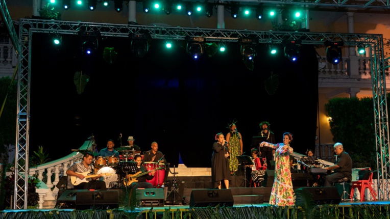 Un spectacle version dîner-show animera la première partie de soirée. Un spectacle version dîner-show animera la première partie de soirée.