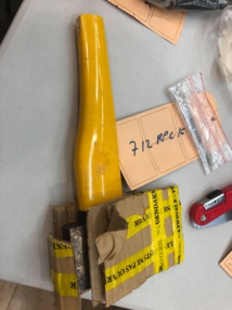 La hache retrouvée dans le sac de l'accusé le jour des faits.