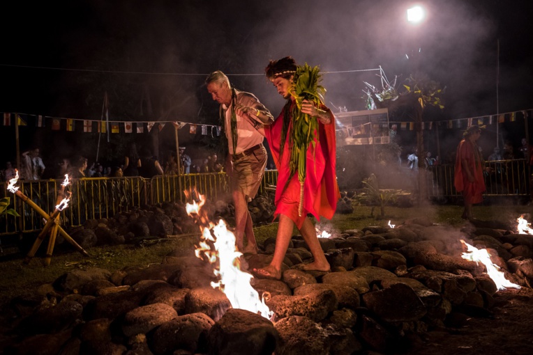Umu ti, la traditionnelle marche sur le feu au Mahana Park