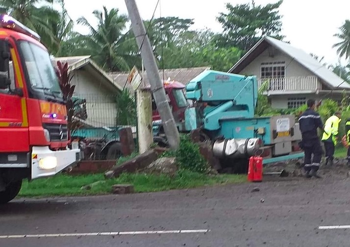 Le conducteur d'un camion porte conteneur a perdu la vie suite à un accident vendredi en fin d'après-midi à Taravao. (Photo : Facebook © Fleur Maueau)