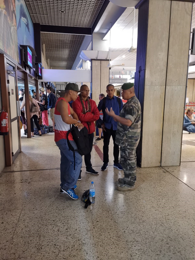 Les futurs légionnaires dimanche à l'aéroport de Tahiti juste avant d'embarquer. Les futurs légionnaires dimanche à l'aéroport de Tahiti juste avant d'embarquer.