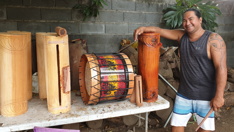 Depuis plus de 10 ans, Jean Noho fabrique des instruments de musique traditionnels.