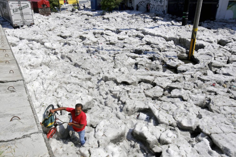 De la grêle dans les tropiques: Guadalajara tapissé de glace