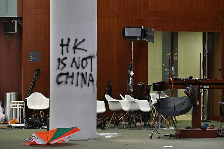 Manifestations : la dirigeante de Hong Kong condamne les violences, Pékin réclame une enquête pénale