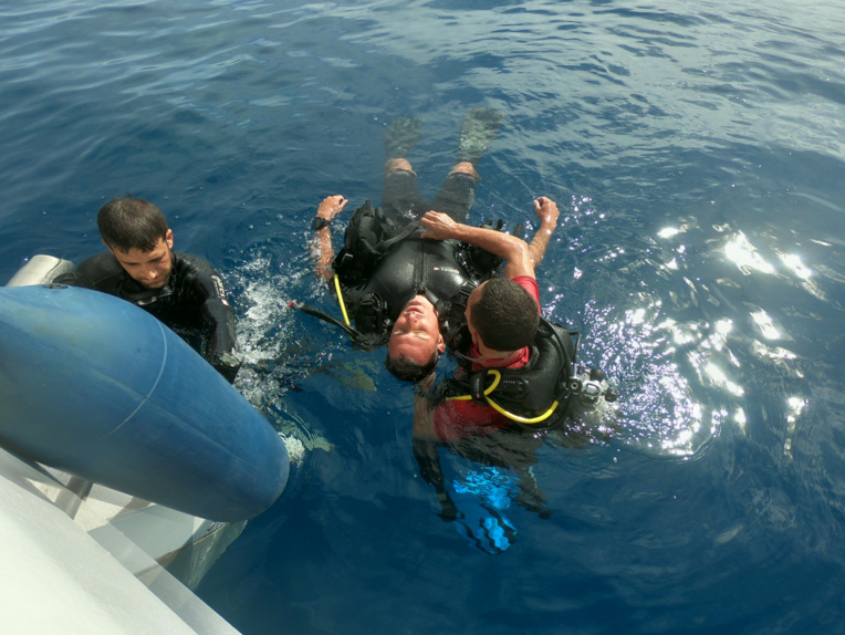 La victime doit être déséquipée. La victime doit être déséquipée.