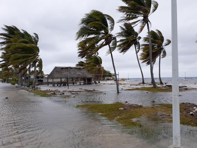 Ce mercredi une partie du village principal de Raroia et quelques habitations se sont retrouvés submergés par le lagon. (FB : Marina Moevai)