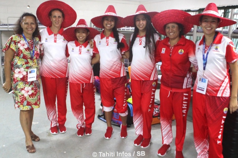 Mme la Ministre Christelle Lehartel avec le team féminin de badminton Mme la Ministre Christelle Lehartel avec le team féminin de badminton