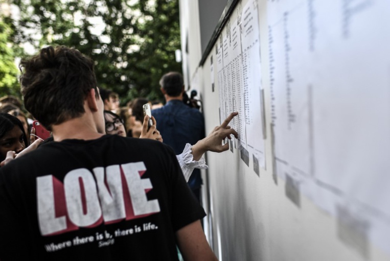 Euphoriques ou déçus, les candidats découvrent les résultats du bac, parfois provisoires Euphoriques ou déçus, les candidats découvrent les résultats du bac, parfois provisoires