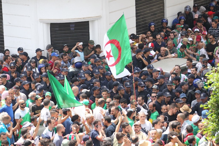 A Alger, les manifestants refusent massivement l'appel au dialogue du pouvoir