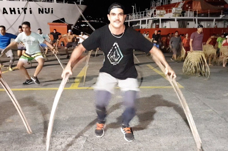 Hitireva navigue avec Tupaia Hitireva navigue avec Tupaia