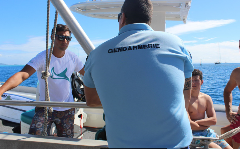 L'adjudant Benjamin Salvador, de la Brigade nautique de la Gendarmerie nationale de Papeete, interpelle des plaisanciers qui faisaient du wakeboard sans gilet de sauvetage.