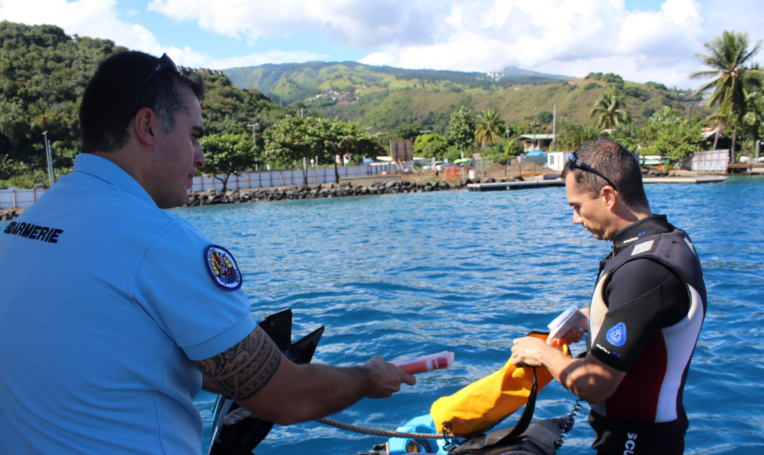 Fusées de détresse en règle pour ce scootériste des mers. Fusées de détresse en règle pour ce scootériste des mers.