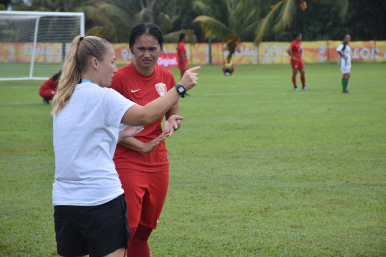 La sélection féminine de football s'est elle aussi inclinée ce lundi face aux Îles Cook pour leur premier match de la compétition. La sélection féminine de football s'est elle aussi inclinée ce lundi face aux Îles Cook pour leur premier match de la compétition.