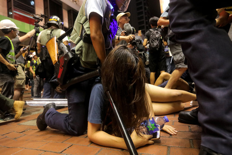 Hong Kong : charge policière à l'issue d'une nouvelle manifestation monstre