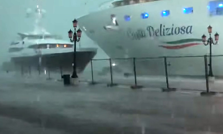 Venise: nouvel accident évité de justesse avec un bateau de croisière géant