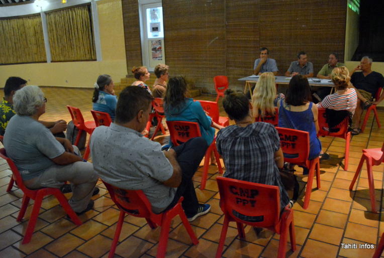 De nombreux jeunes écrivains sont venus à la rencontre de l'association d'auteurs Tāparau, qui se donne pour mission de soutenir les auteurs locaux, qu'ils soient déjà publiés ou qu'ils aspirent à l'être un jour.