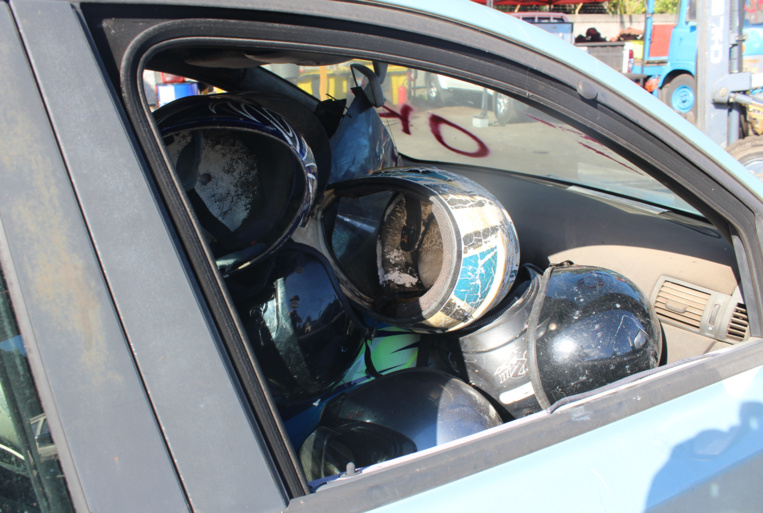 Au total, ce sont environ 400 casques et 30 kits moteur, ayant servi au débridage de deux-roues, qui ont vécu hier leur dernier leur jour. Au total, ce sont environ 400 casques et 30 kits moteur, ayant servi au débridage de deux-roues, qui ont vécu hier leur dernier leur jour.