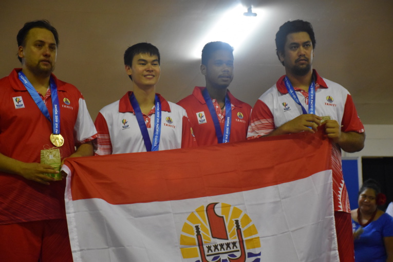 (de gauche à droite) Yvan Perromat, Kenji Hotan, Océan Belrose et Matahi Tarano représentent Tahiti en tennis de table pour ces XVIe Jeux du Pacifique.