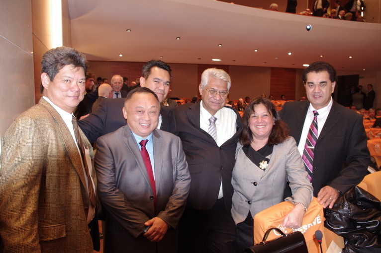 Photo de gauche à droite : Abner GUILLOUX Directeur Général de la CCISM, LAI THAM Georges 1er Vice-Président de la Chambre de Métiers de Nouvelle-Calédonie, Jean-Paul TUAIVA Président des commissions Communication et Petites Entreprises à la CCISM, Daniel VIRAMOUTOUSSAMY Président de la Chambre des Métiers de Nouvelle-Calédonie, Maeva SALMON Délégation de la Polynésie française à Paris, Stéphane CHIN LOY Président de la CCISM.