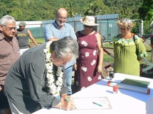 Moorea: La pierre du préau de Afareaitu enfin posée