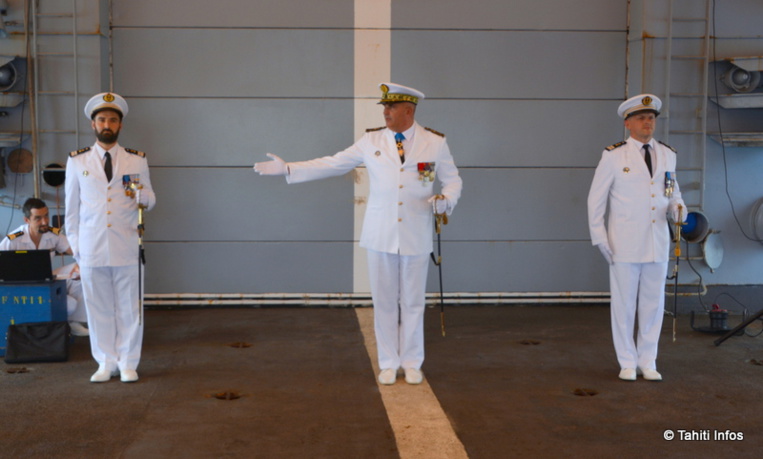 Lors de cette cérémonie de passation de commandement, le contre-amiral Laurent Lebreton, commandant supérieur des Forces armées en Polynésie française, a "fait reconnaître" le capitaine de frégate François-Xavier Madec comme nouveau commandant de la frégate de surveillance Prairial par son équipage. Lors de cette cérémonie de passation de commandement, le contre-amiral Laurent Lebreton, commandant supérieur des Forces armées en Polynésie française, a "fait reconnaître" le capitaine de frégate François-Xavier Madec comme nouveau commandant de la frégate de surveillance Prairial par son équipage.