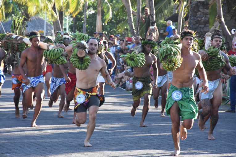 Les coureurs changent régulièrement d'épaules encourant. Les coureurs changent régulièrement d'épaules encourant.