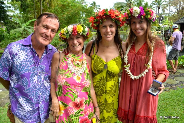 Vaiiti avec sa maman et ses grands-parents Vaiiti avec sa maman et ses grands-parents