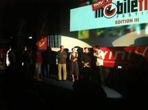 Ramzy remet le Grand Prix du Jury à NielsTeinauri en présence de Yves Haupert