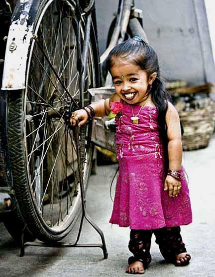 La plus petite femme au monde est une Indienne de 62,8 cm (Guinness)