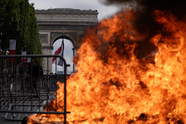 14 juillet: tensions et interpellations après le défilé et les sifflets adressés à Macron 14 juillet: tensions et interpellations après le défilé et les sifflets adressés à Macron