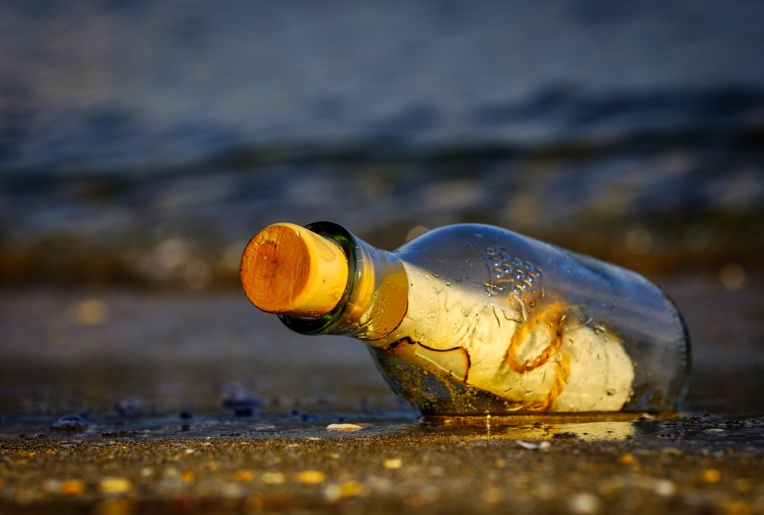 Une bouteille à la mer pour la victime d'un attentat échoue en Italie