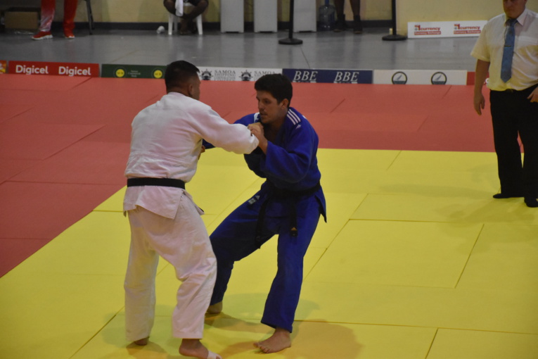 Romain Desfour (en bleu) s'est imposé en finale au golden score sur un waza-ari face à un Calédonien. Romain Desfour (en bleu) s'est imposé en finale au golden score sur un waza-ari face à un Calédonien.