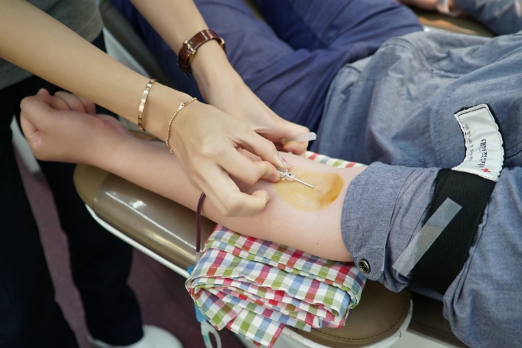 Don du sang: la période d'abstinence imposée aux homosexuels réduite d'un an à 4 mois