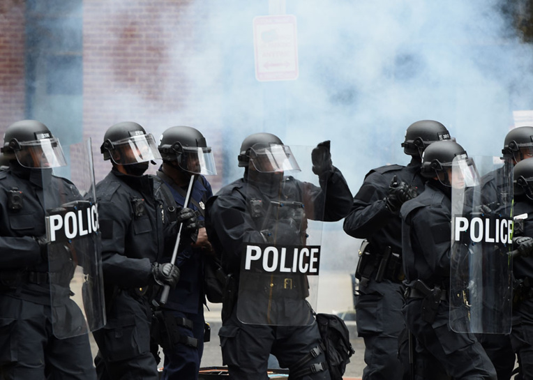 "Gilets jaunes": des policiers mis en cause dans des violences décorés par l'Intérieur