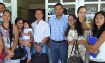 A la droite de Tauhiti Nena, un des deux inspecteurs concernés, Éric Lavis